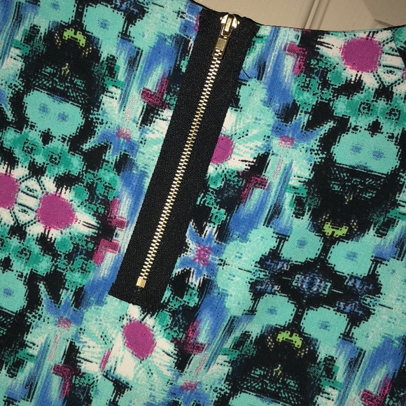 Francesca’s Multi-Color Pattern Top - Picture 3 of 3